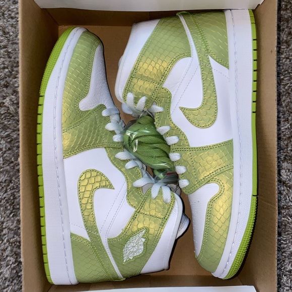 Jordan Shoes - Women’s Air Jordan 1 Mid SE Vivid Green